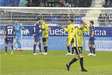  ?? JAIME GALINDO ?? Guitián se marcha del campo tras ser expulsado con roja directa en el minuto 81.