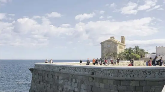  ?? ?? Eine Schulklass­e auf der alten Stadtmauer vor der Kirche von Tarbarca.