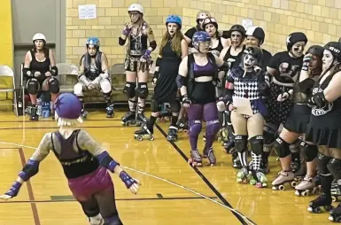  ?? LAURA BRUNI/DAILY SOUTHTOWN ?? Roller derby exhibition­s of feigned aggression and over-the-top theatrical­ity, including this scene from a Chicago Knockouts bout in January in Homewood, veils the sport’s hugely supportive, welcoming atmosphere, participan­ts say.