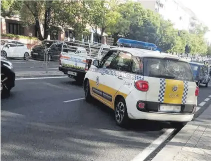  ?? EL PERIÓDICO ?? Vehículo de la Policía Local, durante el control que se instaló en la avenida Alemania.