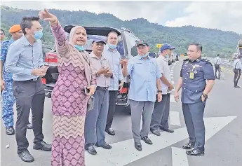  ??  ?? Aidi (third right), Ghulam Haidar (fourth left), Daud (second right), Batholomew (right) and Ghulam Rasul (third left) during the road inspection yesterday.