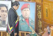  ?? ?? El gobernante de Venezuela, Nicolás Maduro (c), junto a una imagen del líder venezolano Hugo Chávez. (Archivo)