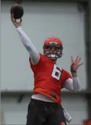  ?? TIM PHILLIS — THE NEWS-HERALD ?? Browns quarterbac­k Baker Mayfield throws a pass during rookie minicamp May 4 in Berea.