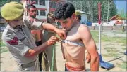  ??  ?? Police officers conduct physical examinatio­n of youths during a recruitmen­t drive near Srinagar on Monday. WASEEM ANDRABI/HT