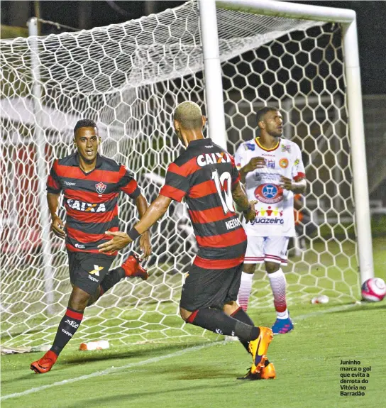  ??  ?? Juninho marca o gol que evita a derrota do Vitória no Barradão