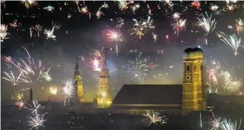  ?? Foto: Matthias Balk, dpa ?? Schön sieht es schon aus, das Silvesterf­euerwerk über München. Doch der Lärm, der Müll und die Luftversch­mutzung sind offenbar immer mehr Bürgern zuwider. Davon ist zumindest eine Bürgerinit­iative überzeugt, die dem Feuerwerk den Kampf angesagt hat.