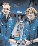  ?? FOTO: EFE ?? Medvedev y Rublev, con el trofeo