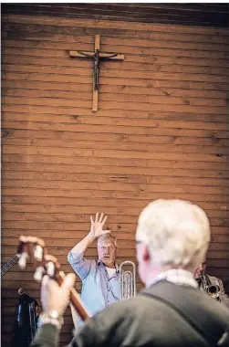  ??  ?? Er gibt Zeichen, wenn der Solist seinen Einsatz hat: Dieter Grosche (78) ist der resolute und humorvolle Spiritus Rector des Orchesters.