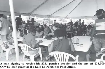  ?? ?? A man signing to receive his 2022 pension booklet and the one-off $25,000 COVID cash grant at the East La Penitence Post Office.