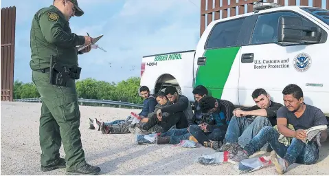  ?? FOTOS: EL HERALDO ?? La Patrulla Fronteriza de EE UU comenzó a aplicar la “tolerancia cero” para agilizar la deportació­n de las familias centroamer­icanas.