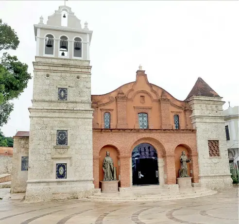  ?? ADOLFO WOODLEY ?? En esta iglesia emblemátic­a, histórica y cultural fue bautizado Juan Pablo Duarte.