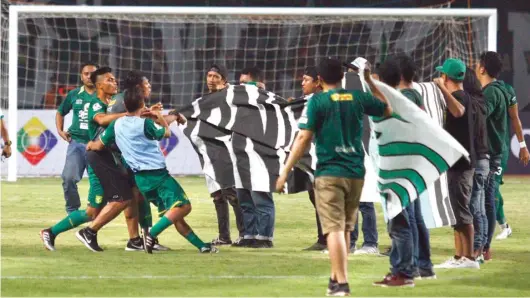  ?? ANGGER BONDAN/JAWA POS ?? BERAKHIR SERI: Bejo Sugiantoro (tiga dari kiri), asisten pelatih Persebaya, menemui Bonek yang membawa spanduk bertulisan ”Jangan Bikin Malu Surabaya”. Itu terjadi menjelang berakhirny­a laga Piala Indonesia antara Persebaya dan Madura United di Stadion Gelora Bung Tomo, Surabaya, kemarin (19/6). Foto kiri, Djadjang Nurdjaman.