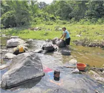  ??  ?? Para lavar. Las mujeres de Nueva Jerusalén van en ocasiones a un afluente cercano a lavar la ropa.