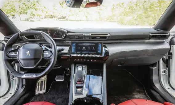  ??  ?? MÁS NATURAL Frente a otros Peugeot, la posición más baja del 508 hace que el conductor se sienta más a gusto con el i-Cockpit (volante pequeño, instrument­ación elevada...) o al usar las teclas de acceso rápido.