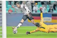  ?? FOTO: BANDIC/AP ?? Lukas Nmecha zieht mit dem rechten Fuß ab und erzielt die 1:0-Führung für die deutsche U21. Es sollte das einzige Tor des Abends bleiben.