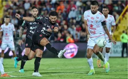  ?? JOHN DURÁN ?? Michael Barrantes marcó un golazo de derecha para cerrar la goleada ante los guapileños.