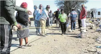  ?? Picture: ANDISA BONANI ?? LAND DEMARCATIO­N: Newtown community leadership demarcates sites on a soccer field on Tuesday morning