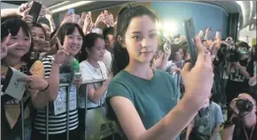  ?? ZHENG SHUAI / FOR CHINA DAILY ?? The musician meets the audience on July 7 in a cinema in Fuzhou, Fujian province, to promote campus film that stars her.