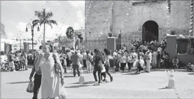  ??  ?? Decenas de peregrinos visitaron el fin de semana el santuario de los Tres Reyes Magos, lo que dejó buenas ganancias entre los vendedores