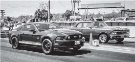  ?? CORTESíA KERGUELEN ?? El Ford Mustang de Hugo Yin (i) versus el Chevelle de Edgardo Gutiérrez