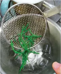  ??  ?? Pour fixer le vert des salicornes, plongez-les dans un saladier de glaçons juste après la cuisson.