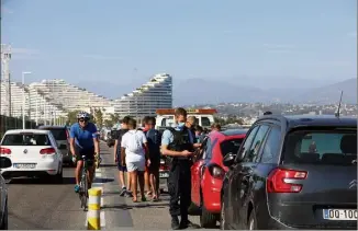  ??  ?? Après  PV depuis le er juillet, la gendarmeri­e continue à verbaliser tous les jours les automobili­stes garés sur la piste cyclable. En avertissan­t : « Gare à la fourrière ! » (Photos Eric Ottino)