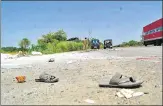  ?? ANI ?? Slippers lying on the road where an accident took place, killing n migrant workers near Auraiya district in Lucknow on Saturday.