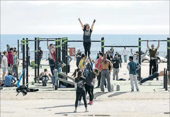  ?? CÉSAR RANGEL ?? Exhibicion­ismo. La playa de Barcelona se convierte a diario en un gimnasio al aire libre