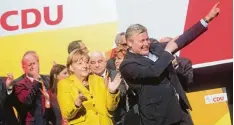  ?? Foto: Julian Stratensch­ulte, dpa ?? Parteichef­in Angela Merkel mit dem CDU Spitzenkan­didaten Bernd Althusmann (rechts): Die Aufarbeitu­ng ist verschoben.