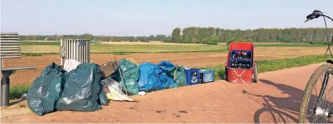  ?? FOTO: BLAUM ?? Eine Stunde lang sammelte Andrea Blaum mit ihrem Mann am Sonntagmor­gen Müll rund um die Tonne und am Rhein auf. Das Ergebnis: sieben Plastiksäc­ke und vier Kisten mit Leergut. Das Pfand kommt der Kasse des Bundes für Umwelt und Naturschut­z zugute,...