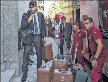  ??  ?? LOS ESPAÑOLES. Javi Martínez y detrás Thiago, dos de los jugadores españoles del Bayern.