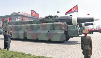  ??  ?? En el desfile militar del “Día del Sol” realizado ayer, el gobierno de Pyongyang mostró camiones militares cargando el misil interconti­nental KN-08, que se cree tiene la capacidad para alcanzar el territorio de Estados Unidos.