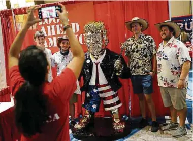  ?? Foto: AFP ?? Die goldene Trump-Skulptur mit Sakko, roter Krawatte und Shorts in den Farben der US-Flagge war der Renner bei der konservati­ven Zusammenku­nft.