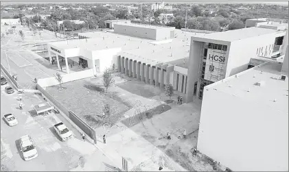  ??  ?? ▲ El hospital de Sabinas Hidalgo, aún en construcci­ón, atenderá sólo casos del nuevo coronaviru­s. Foto La Jornada