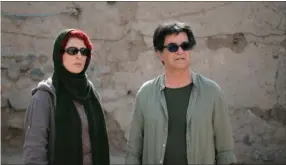  ??  ?? Jafar Panahi laver sin helt egen sammenblan­ding af dokumentar­film og fiktion. Altså der er tydeligvis tale om fiktionsfi­lm, men Panahi traeder ind i historien som sig selv.
Foto: Camera Film