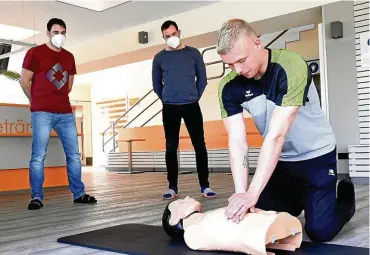  ?? FOTO: DIRK LORENZ-BAUER ?? Moritz Bewie, 3. Lehrjahr zum Fachangest­ellten für Bäderbetri­eb. Er hat bald Prüfungen und zeigt die Technik der Wiederbele­bung. Die Schwimmmei­ster Thomas Büttner und Nico Kozian unterstütz­en ihn.