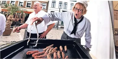  ?? RP-FOTOS (2): MARKUS VAN OFFERN ?? Zeljko Bottich hat seinen Spaß, während die Bürgermeis­terin Britta Schulz am Grill schwitzt.