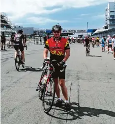  ?? Foto: Sammlung Hofmann ?? Thomas Hofmann am Start des 24 Stunden Radrennens auf dem Nürburgrin­g. Er ging für die Raunauer Gruppe als Erster an den Start.