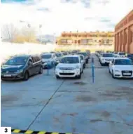  ?? REPORTAJE GRÁFICO: JESÚS JIMÉNEZ / PHOTOGRAPH­ERSSPORTS ?? Un motorista recibe su pinchazo sin bajarse de su montura. Aspecto del pabellón de Fermasa donde se realiza la vacunación. Así se dispuso el parking de espera tras la vacuna. Enrique Melgarejo, primer profesor vacunado.
Una docente se graba en el momento de la vacunación.