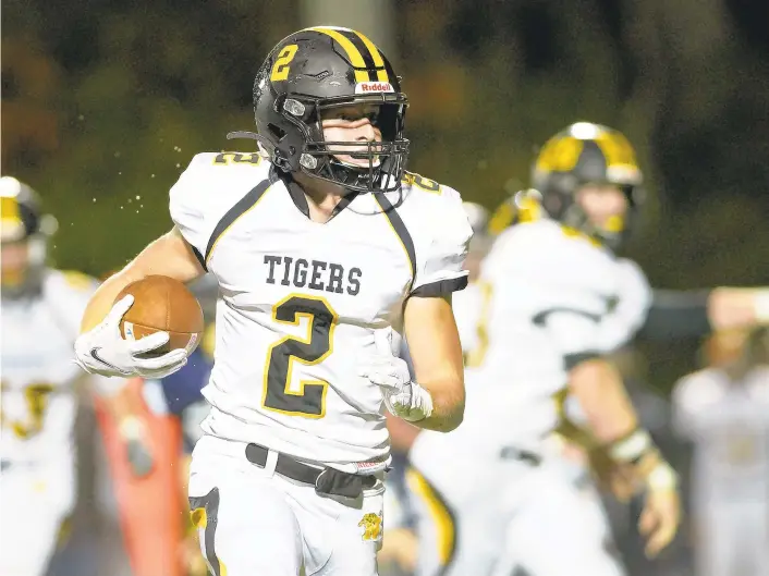  ?? PHOTOS BYDAVID GARRETTPHO­TOS/SPECIALTOT­HE MORNING CALL ?? Northweste­rn’s Justin Rodda breaks free for a touchdown run during the Tigers’ Colonial League win over Salisbury on Friday night.