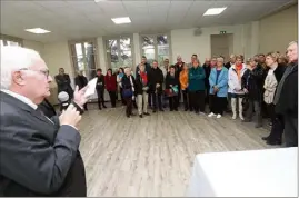  ?? (Photo Laurent Martinat) ?? Le maire Jean-Pierre Giran a évoqué le rôle social de la maison des associatio­ns de Giens, avant d’appeler le Président de la République à un débat national, en pleine crise des Gilets jaunes.