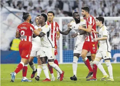  ?? EFE / DANIEL GONZÁLEZ ?? Luis Suárez y Vinicius discuten durante el partido entre el Real Madrid y el Almería.