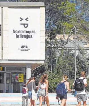  ?? // A. QUIROGA ?? Cartel a favor del catalán en la Universida­d Autónoma de Barcelona