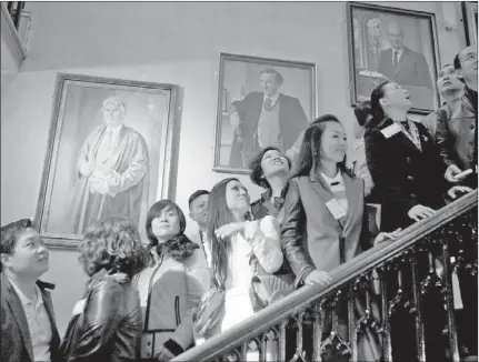  ?? N. I. SYNDICATIO­N / FOR CHINA DAILY ?? Parents from China planning private education for their children in the United Kingdom look around the prestigiou­s Kingswood School in Bath.