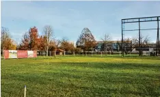  ?? Foto: Bernd. Hohlen ?? Auf der Liegewiese des Fribbe entsteht ein Kinderbeck­en mit Rutsche. Das Gerüst der Leinwand des einstigen Freiluftki­nos „Fribbemaxx“verschwind­et.