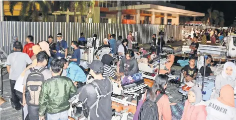  ??  ?? Pacientes fueron evacuados de un hospital en la ciudad de Mataram tras el sismo que se registró ayer en la isla de Lombok, en Indonesia.