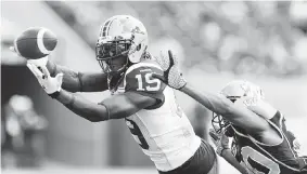  ?? JOHN WOODS/The Canadian Press ?? Montreal’s S.J. Green can’t hang onto the pass from quarterbac­k Rakeem Cato during the
first half of CFL action against the Winnipeg Blue Bombers in Winnipeg Friday.