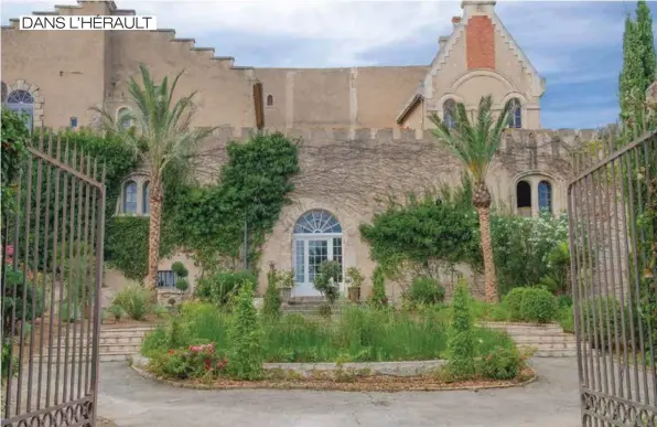  ??  ?? Dans ce cadre propice à la détente, le domaine dévoile des activités de loisirs avec sa piscine et son terrain de tennis.