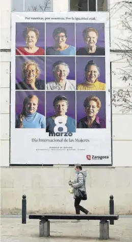  ?? ÁNGEL DE CASTRO ?? Un cartel conmemoran­do el 8-M en la Casa de la Mujer de Zaragoza, ayer.