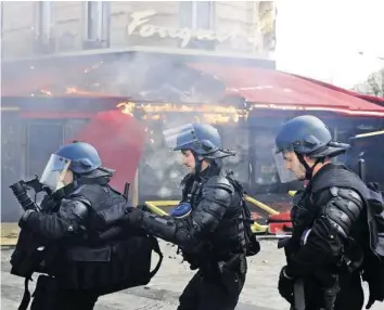  ?? AP ?? 5000 Polizisten versuchten am Samstag in Paris, die Randaliere­r in Schach zu halten.